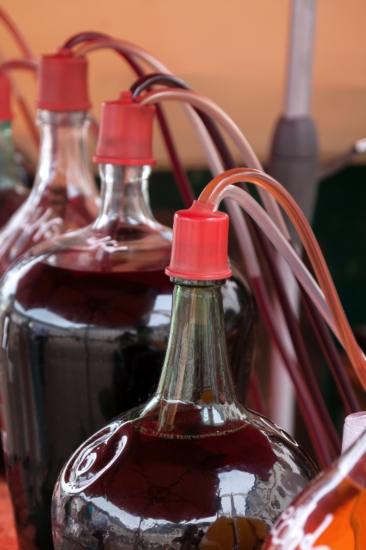 Przewód silikonowy przy napełnianiu butelek winem
